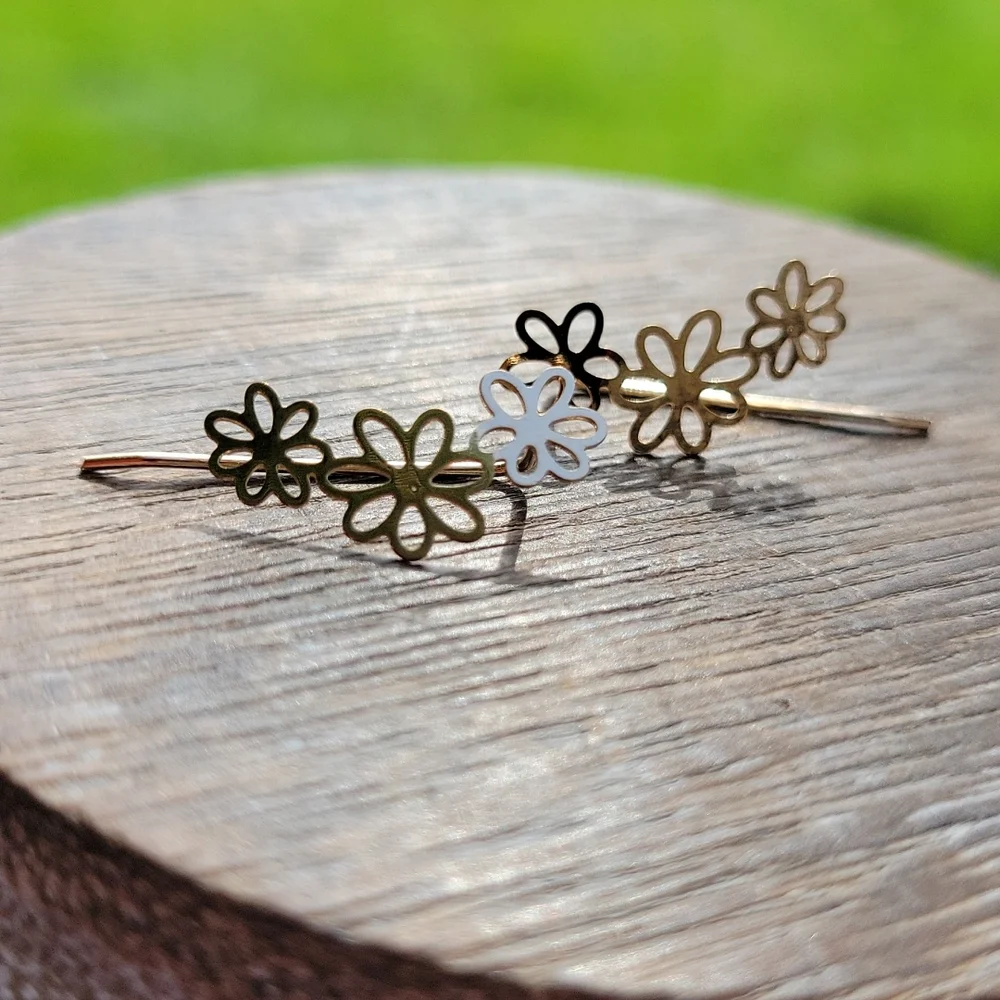 Hollow Cut Gold Daisy Loop Climbers - Picture 5 of 6